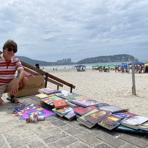 Homem troca livros por sorrisos em Guarujá