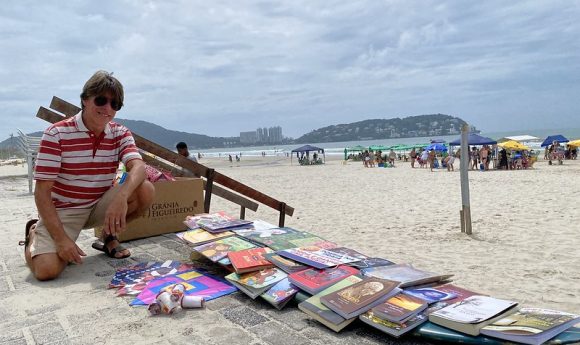 Homem troca livros por sorrisos em Guarujá